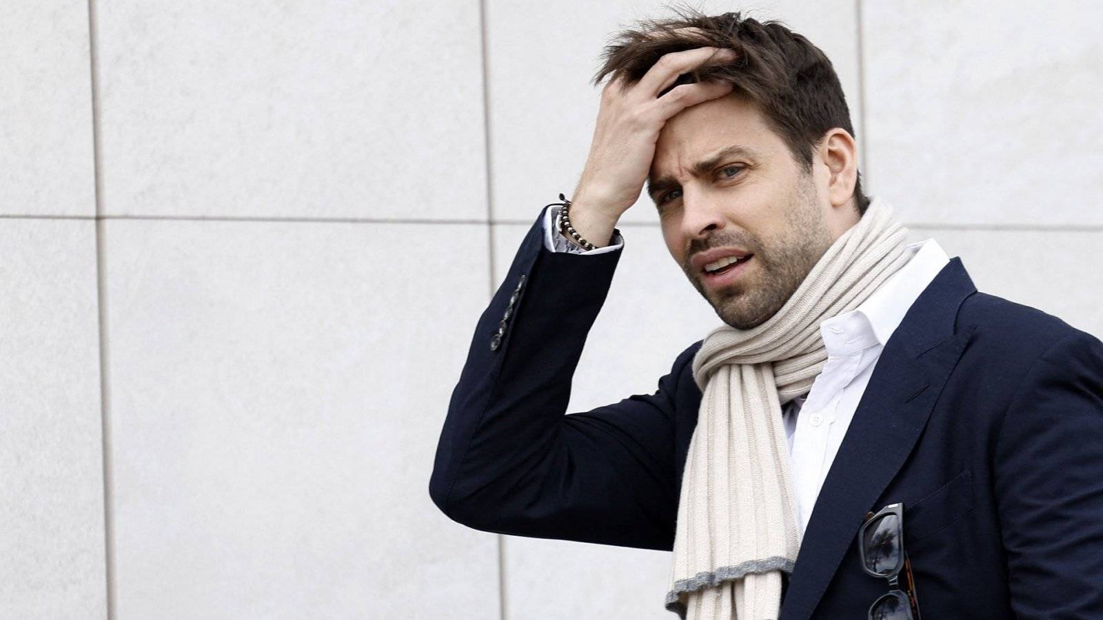 بيكيه باكياً: من يعوضني عن تشويه سمعتي؟ وأستحق تمثالاً