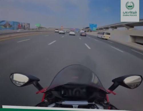 شرطة دبي تضبط قائد دراجة نارية قام باستعراضات خطرة في الطريق العام ( فيديو)