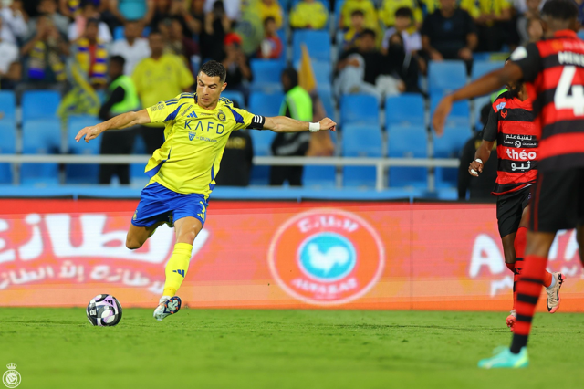  رونالدو خلال لقاء سابق بين النصر والرياض