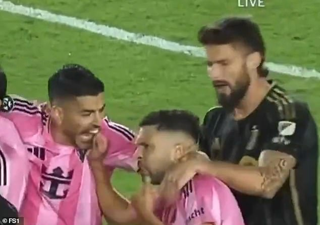 أسنان سواريز على يد جوردي ألبا