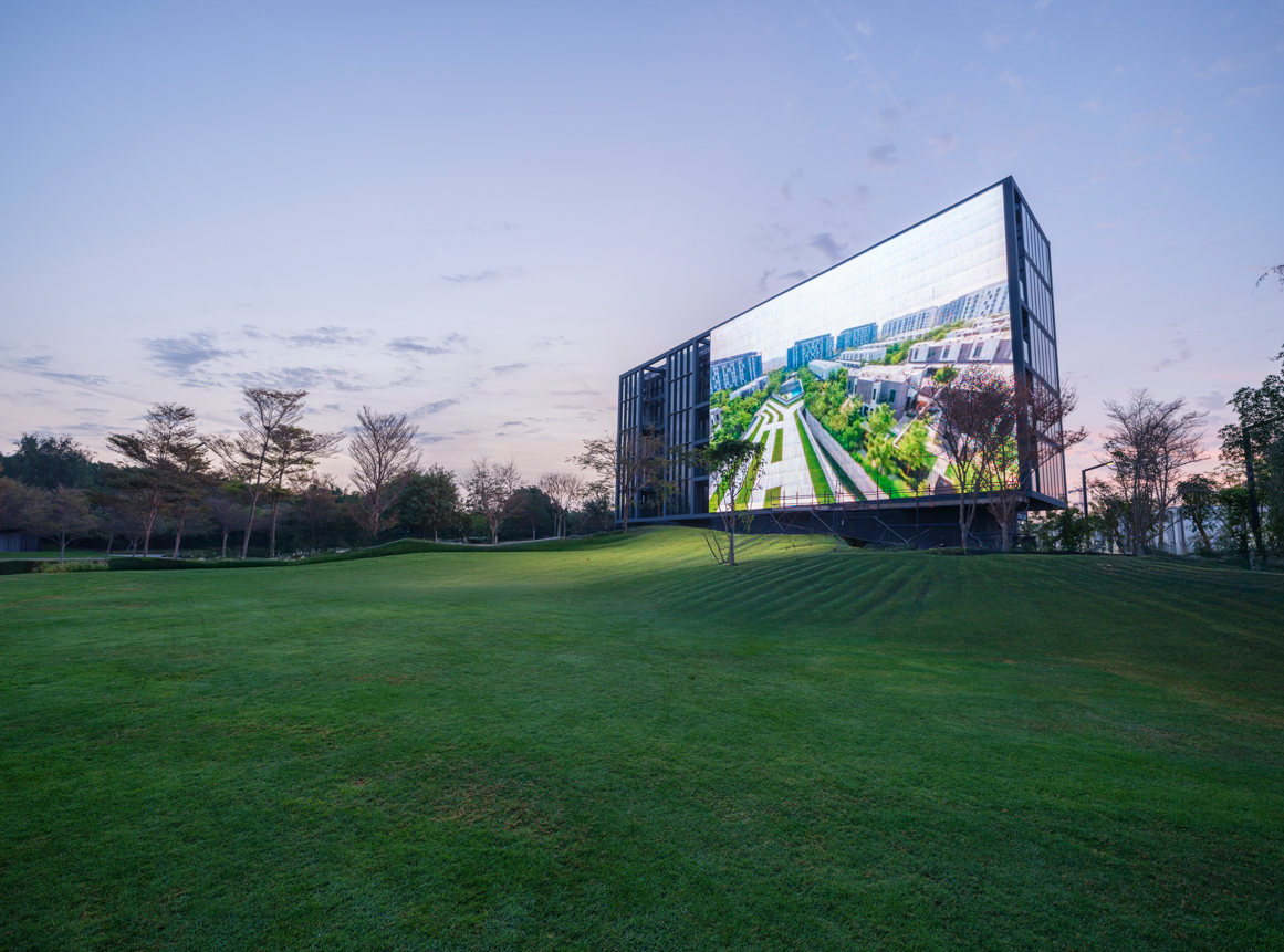 يمتاز المجمع بواجهة بناء مبتكرة