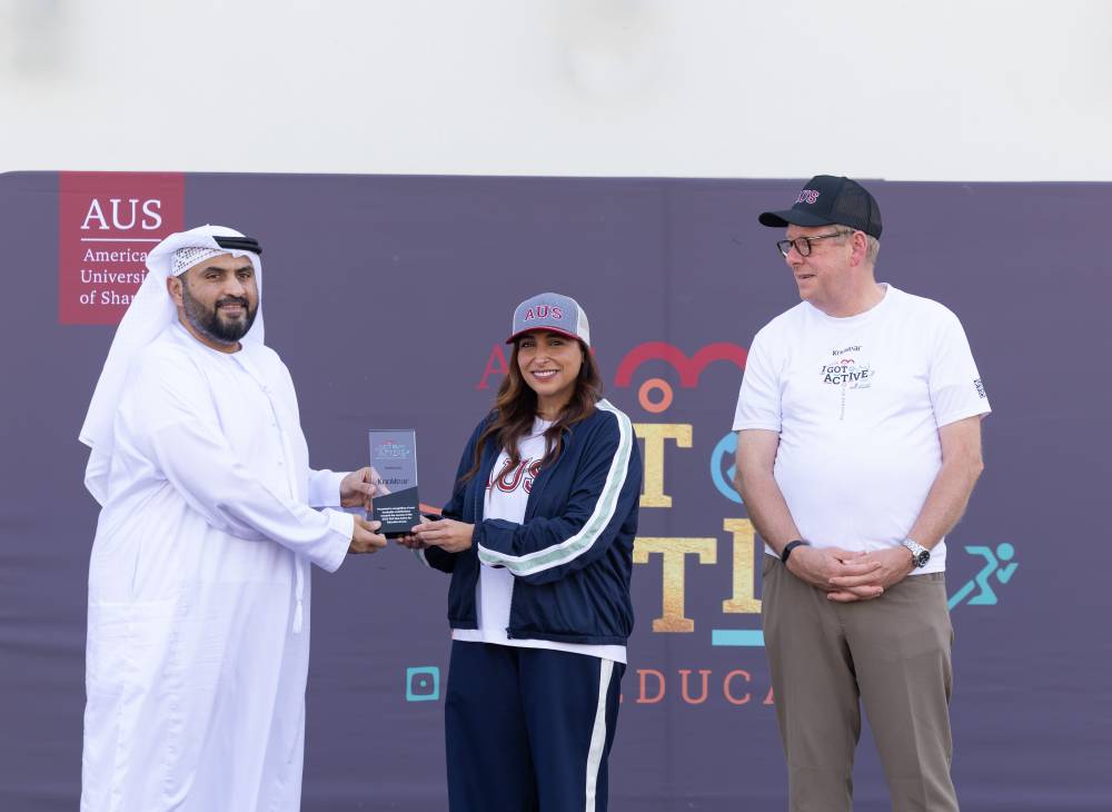 بدور القاسمي خلال تكريم المشاركين