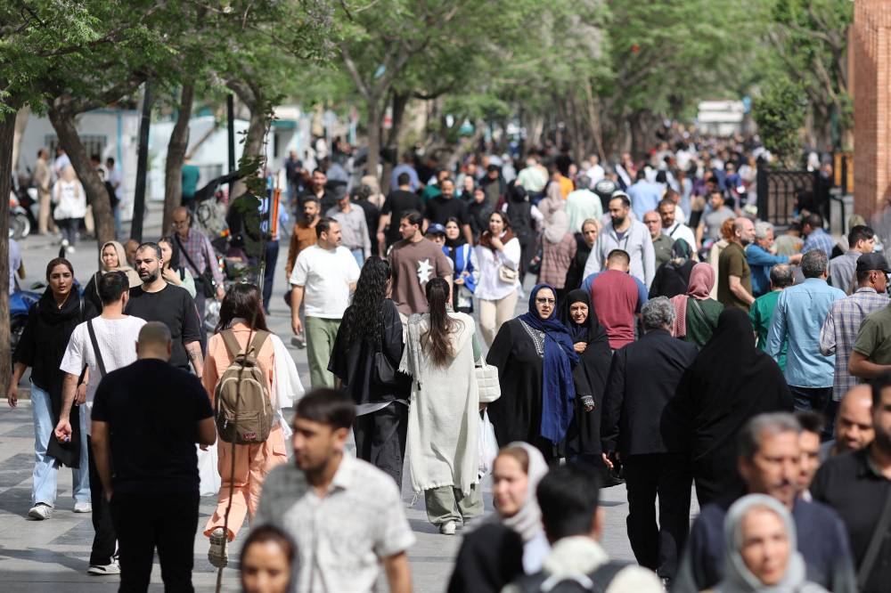 ايرانيون في بازار طهران الكبير،وفي الاطار المدير العام لوكالة الطاقة الذرية((رويترز)