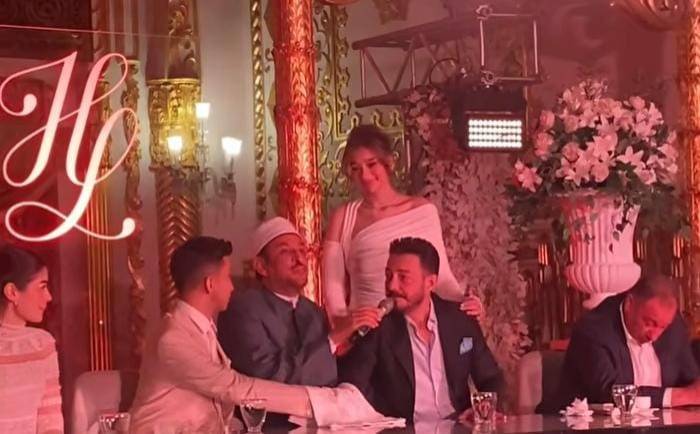 بشهادة محمود الخطيب.. أحمد زاهر يبكي في عقد قران ابنته على هشام جمال