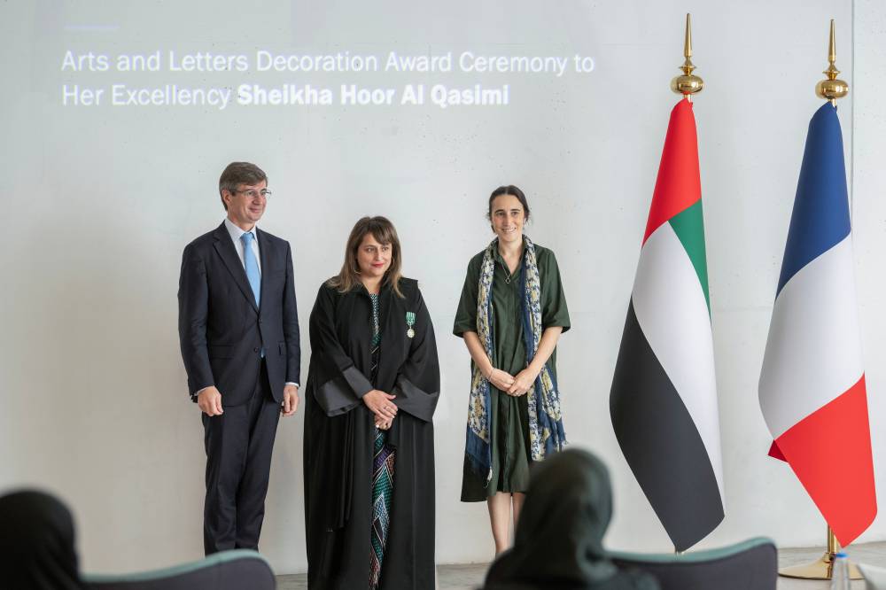 حور القاسمي تتقلّد وسام الجمهورية الفرنسية للفنون والآداب