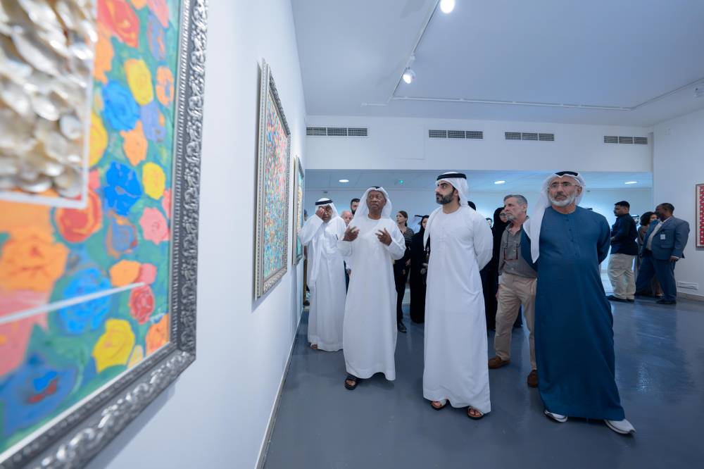 رئيس مكتب سمو الحاكم في جولة على أحد الأعمال المشاركة في المعرض