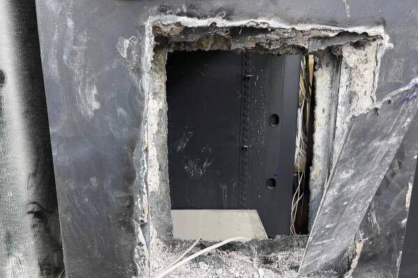 يحفرون نفقاً لسرقة مجوهرات بـ10 ملايين دولار