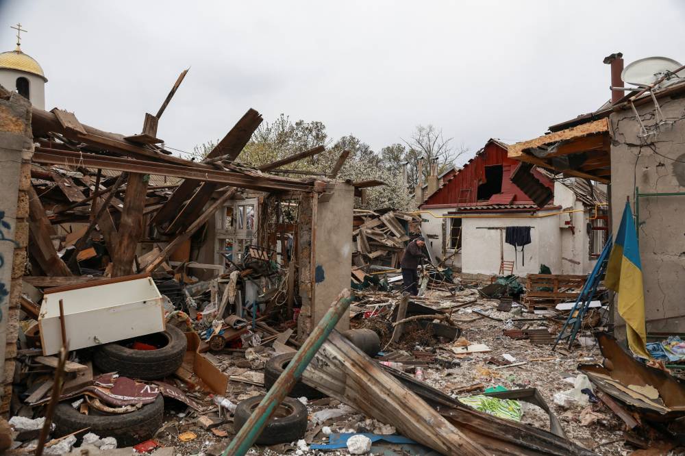  أوكراني يتفقد الخراب الذي لحق بمنزله بعد غارة روسية على أوديسا(رويترز)