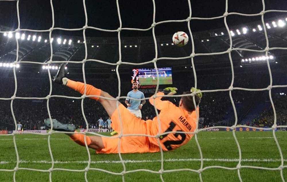 الحارس نايكيتا خايكين يتصدى لركلة ترجيح