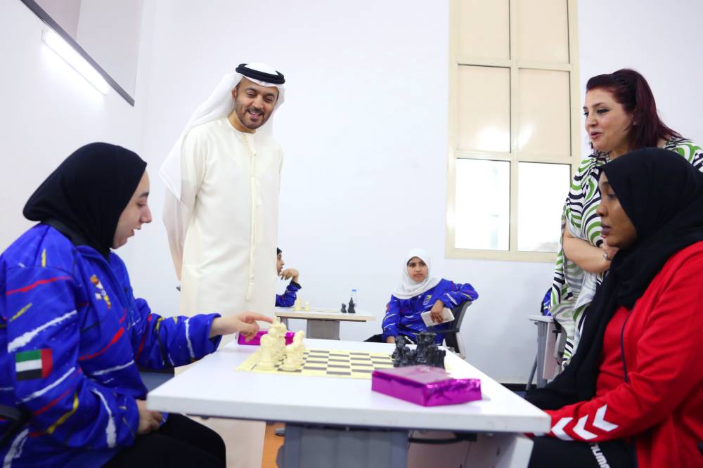 خالد المدفع يتابع إحدى مباريات الشطرنج