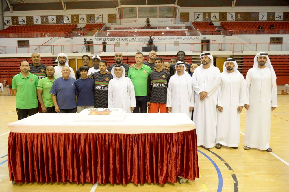 الفردان يتوسط فريق شباب الأهلي بطل غرب آسيا