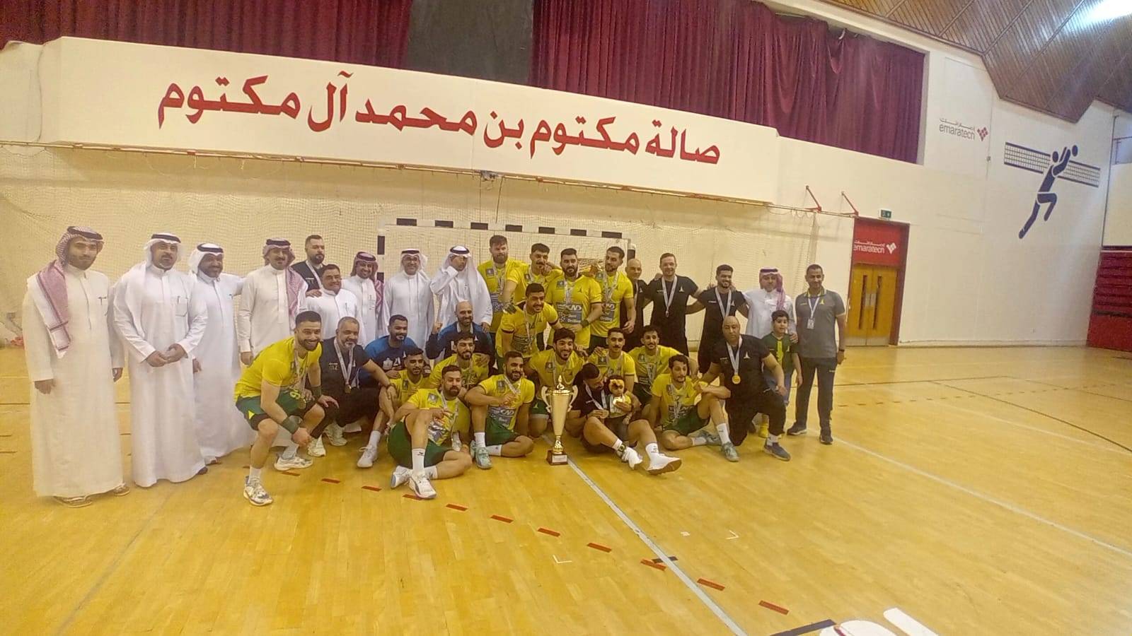 لاعبو فريق الخليج بعد تتويجهم 