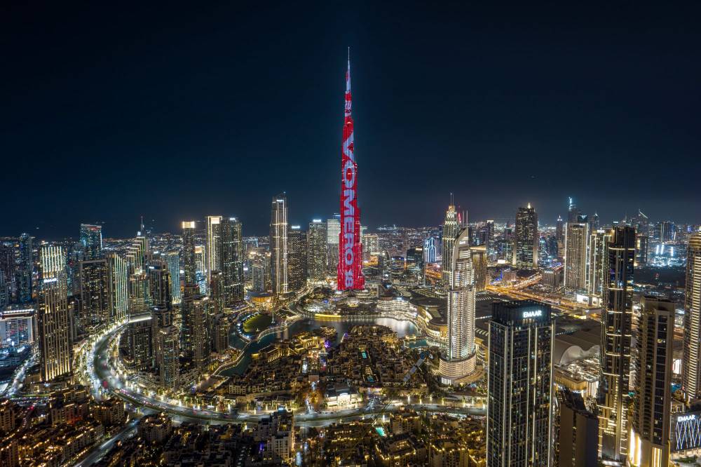 لقطة بعيدة لبرج خليفة باللون الأحمر