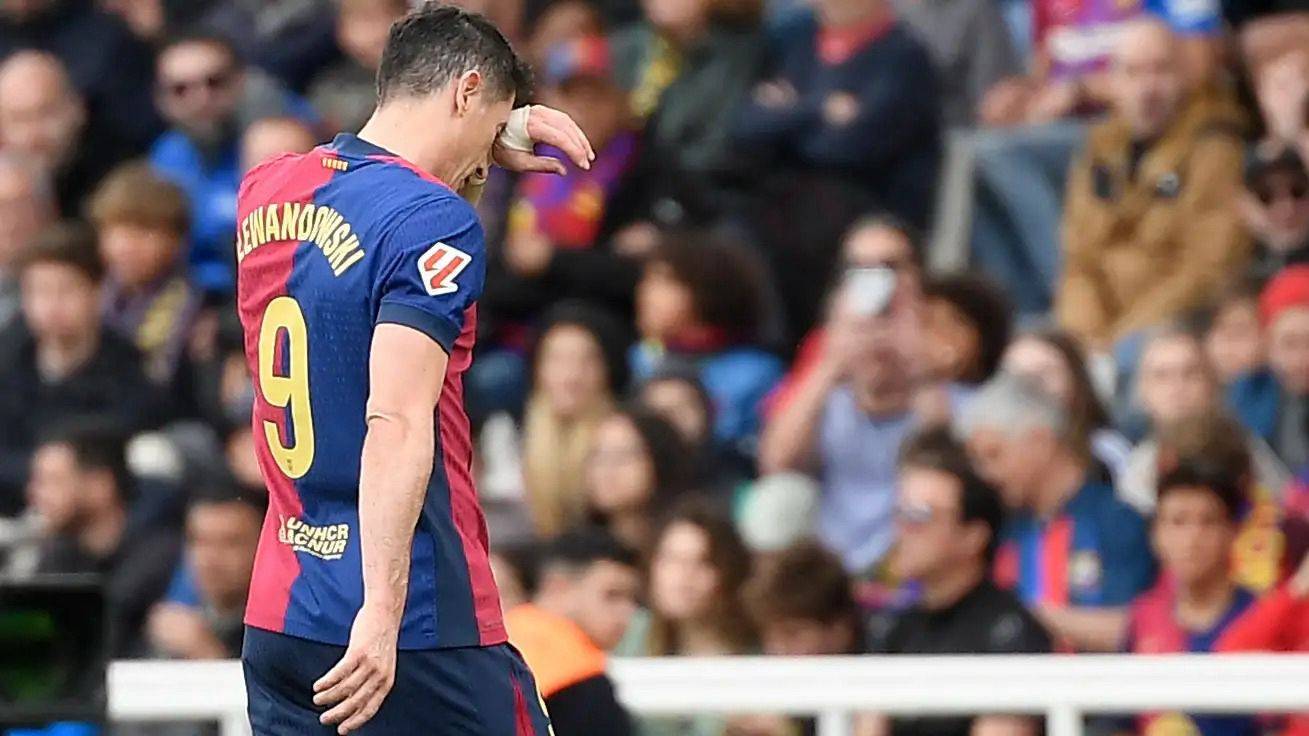 صدمة في برشلونة بعد إصابة ليفاندوفسكي.. هل يغيب عن الكلاسيكو المرتقب؟