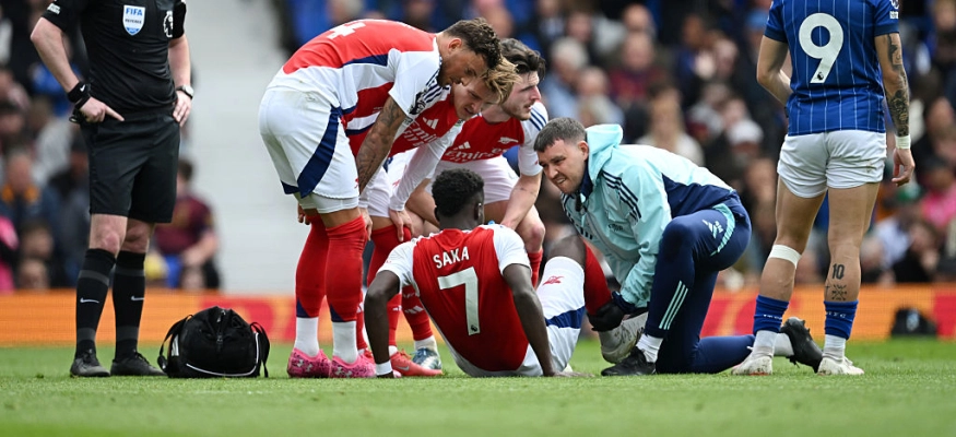 صدمة لأرسنال.. تفاصيل إصابة ساكا وموقفه من المشاركة ومدة الغياب