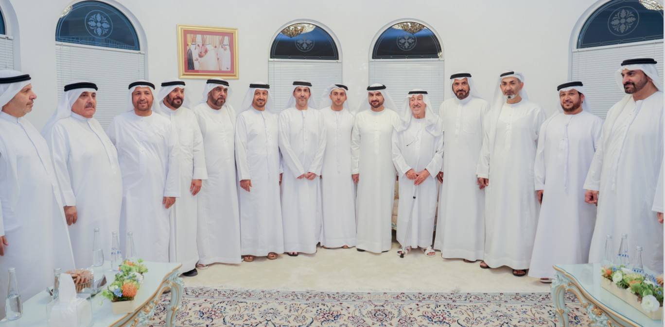 عبدالله بن سالم يتوسط جانباً من الحضور والعريس 