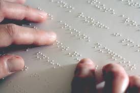 «برايل».. قصة ابتكار أعاد النور لعالم الظلام