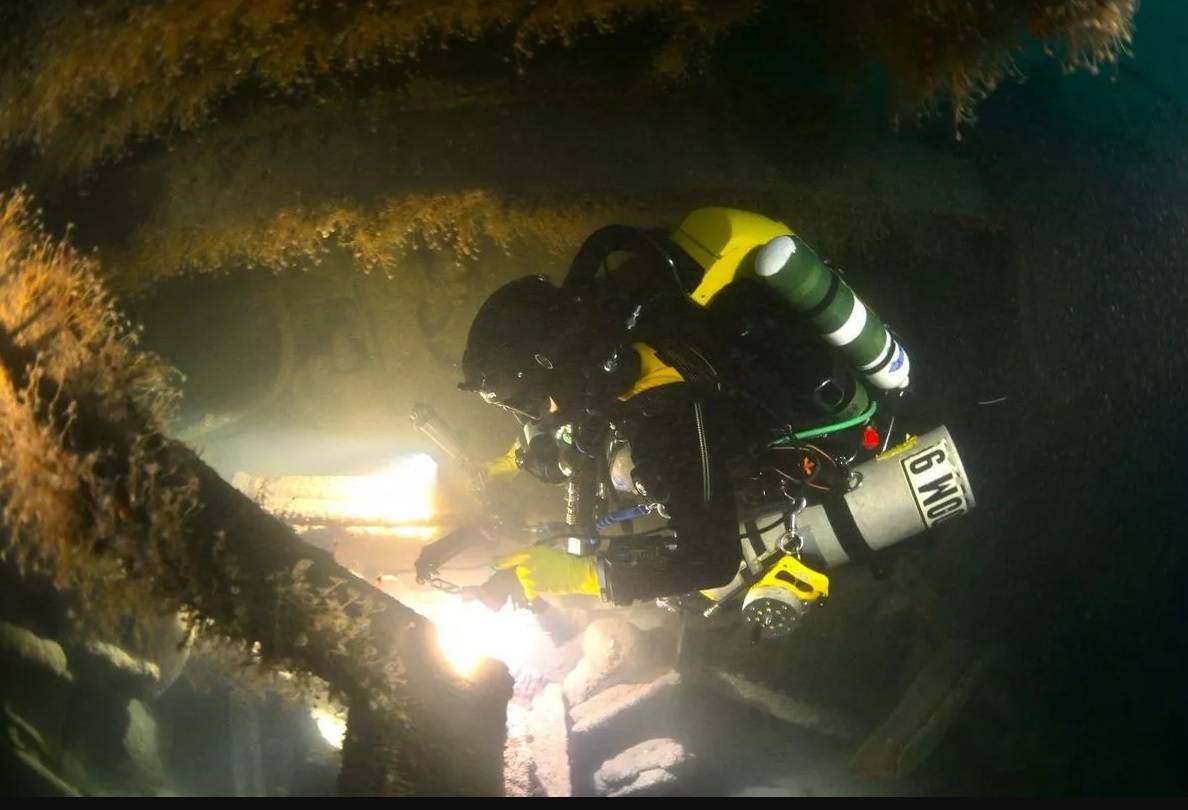 دوم يتفقد الحطام