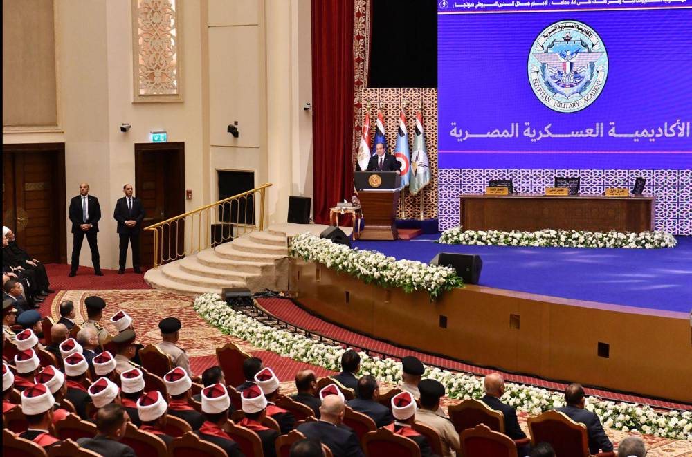 السيسي يدعو الأئمة المصريين للاقتداء بـ«السيوطي»