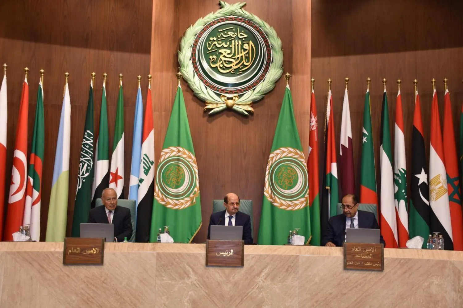 وزير الخارجية اليمني يتوسط أبوالغيط وحسام زكي (وكالات)