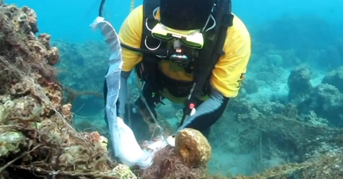 فريق غوص تطوعي يرفع أطناناً من المخلفات البلاستيكية من شاطئ بالكويت