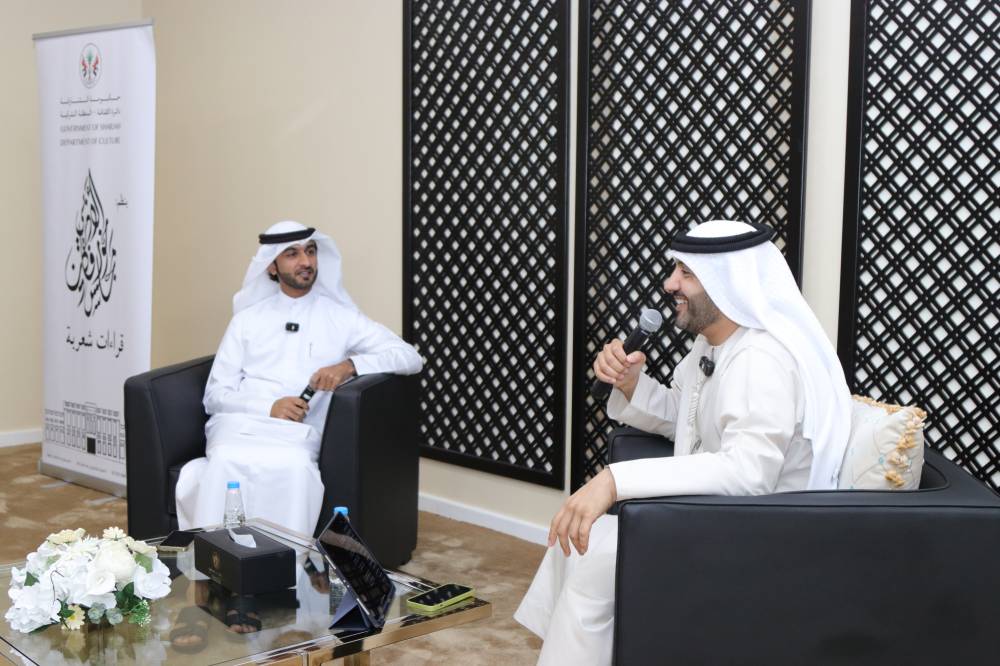 القحطاني ومقدم الجلسة خلال القراءات