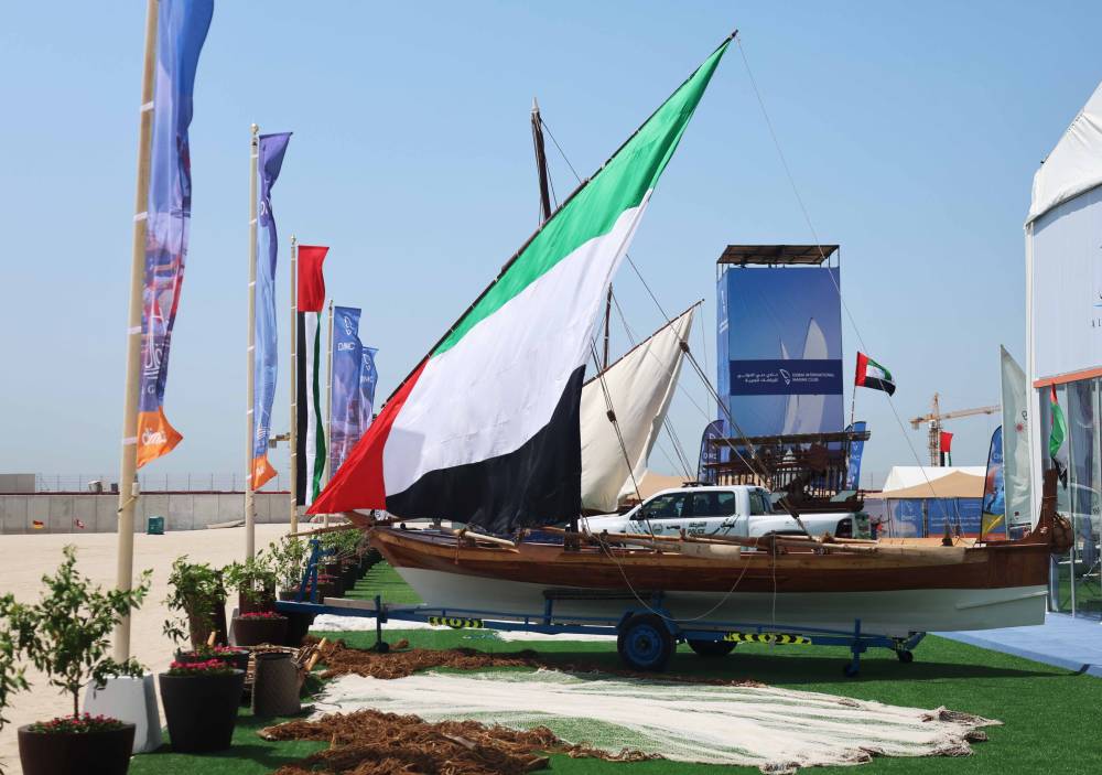 قرية القفال تزين شاطئ أم سقيم بالقرب من خط النهاية