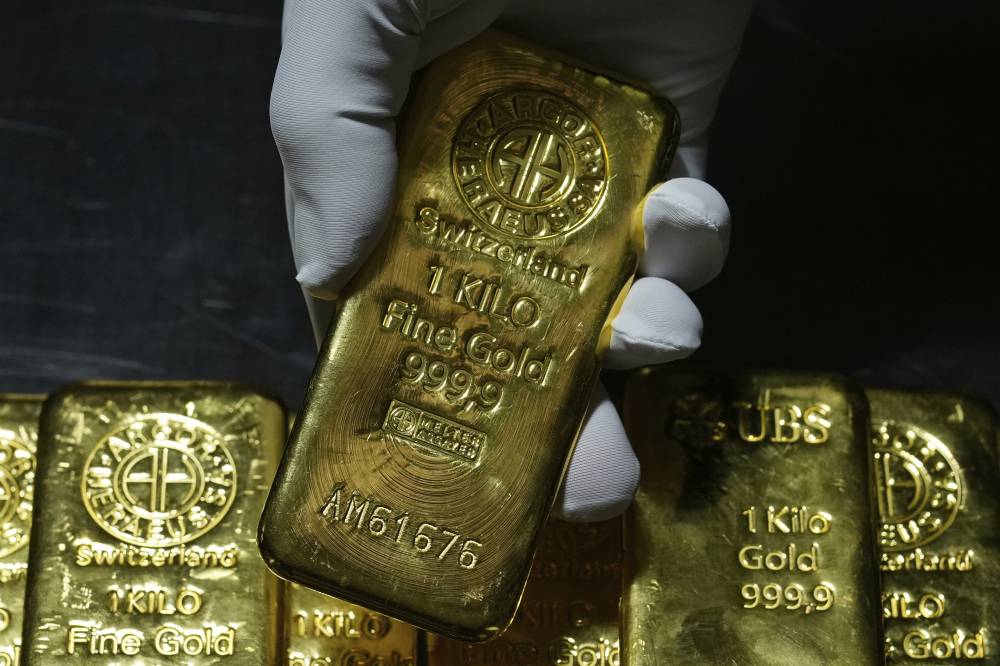 موظف يعرض سبائك ذهب في ميونيخ (أ ب)