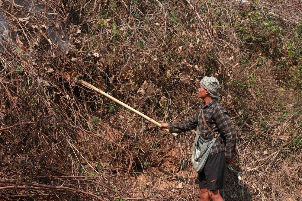 مزارع يحرق المحصول (أ.ف.ب)