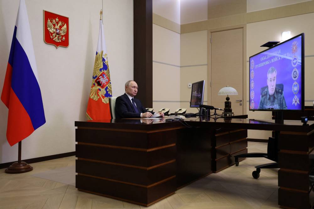 بوتين يهنئ قادة الجيش الروسي بالنصر في كورسك