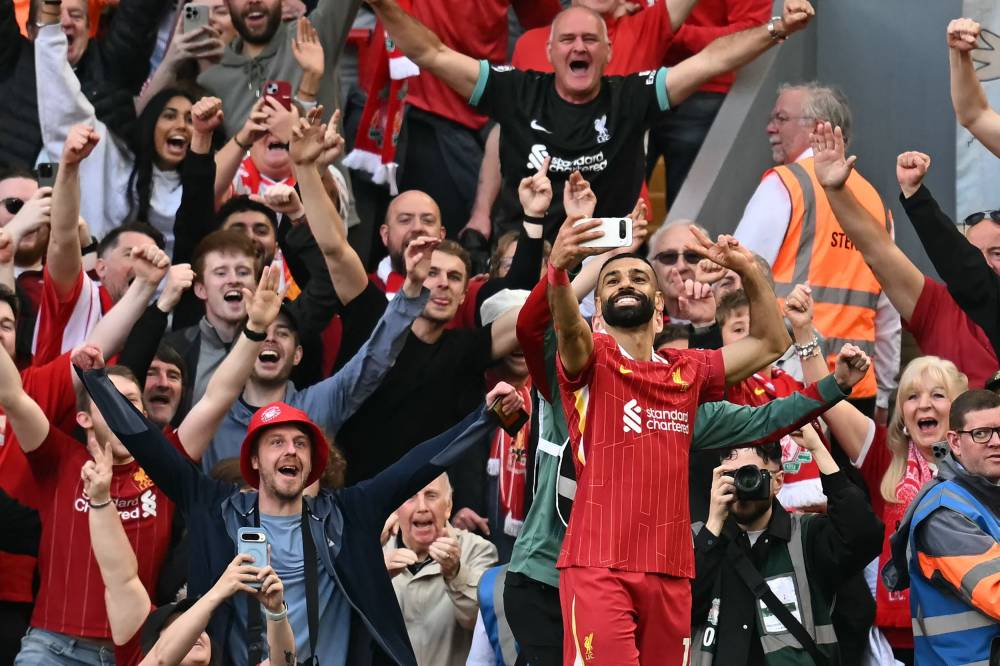 محمد صلاح يسجل الهدف 28 أمام توتنهام ويحتفل بسيلفي مع الجمهور