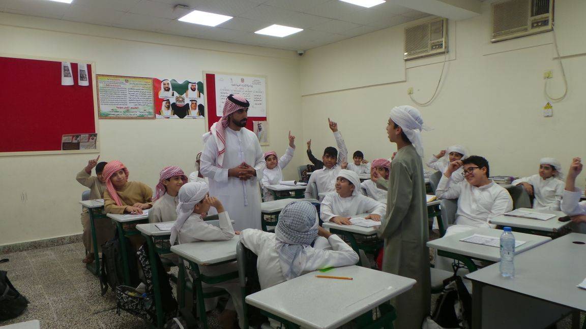 مدير المدرسة يحدد العلاقة بين المعلم والطالب وولي الأمر