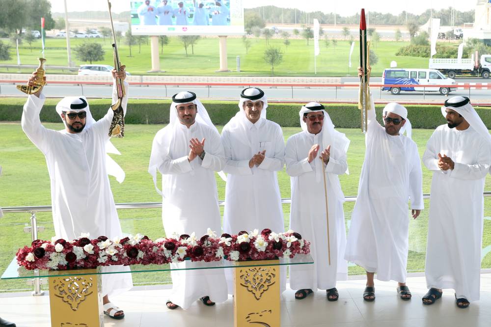 سلطان بن حمدان ومحمد بن مكتوم وعبدالله الكواري يتوجون الفائزين (تصوير: هيثم الخاتم)