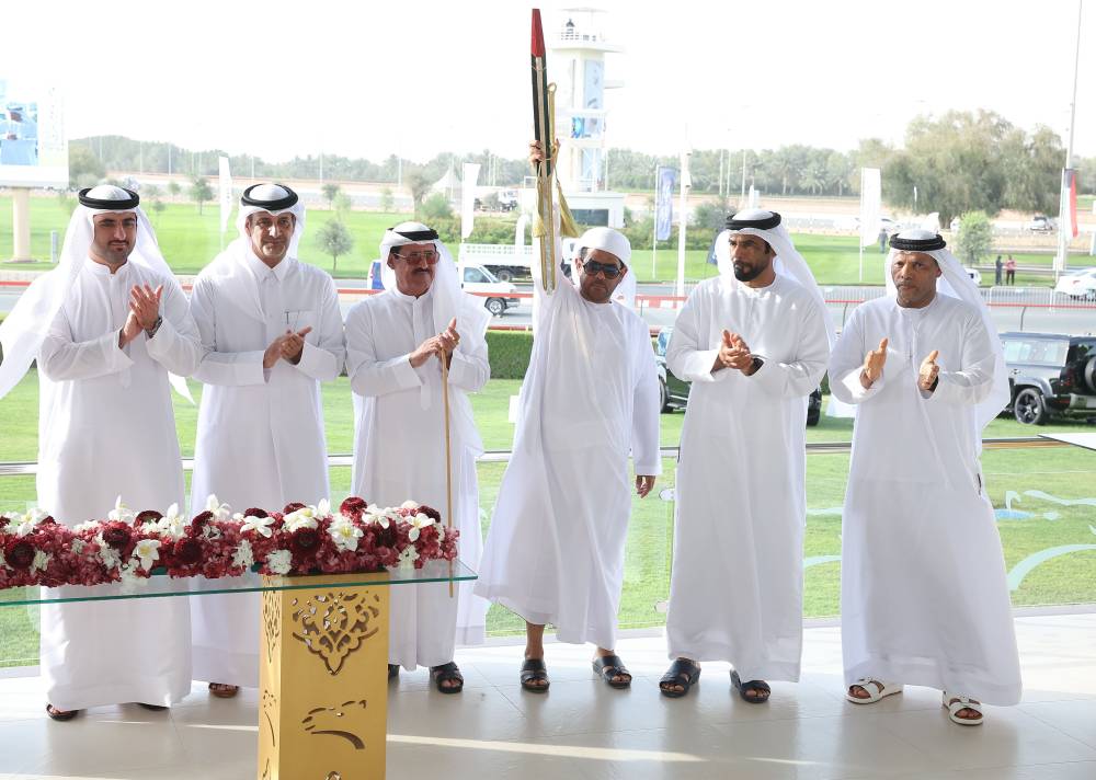 سلطان بن حمدان خلال تتويج هجن الرئاسة