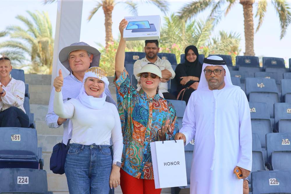 فرج خلال توزيع الهدايا على جمهور مهرجان المرموم