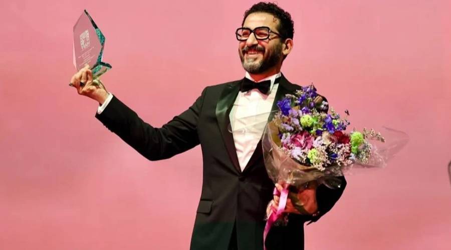 أحمد حلمي يحمل درع التكريم