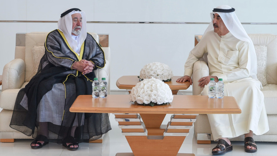حاكم الشارقة يقدم واجب العزاء في وفاة الشيخة حصة بنت حميد الشامسي
