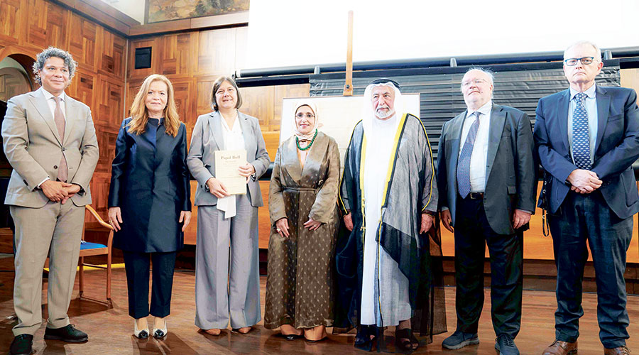 سلطان والشيخة جواهر ومسؤولو جامعة القلب المقدس خلال تقديم الإهداء 