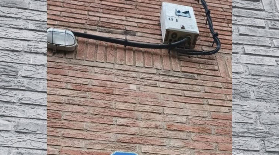 مشرّدون يحتلون منزلاً ويثبتون فيه جهاز إنذار