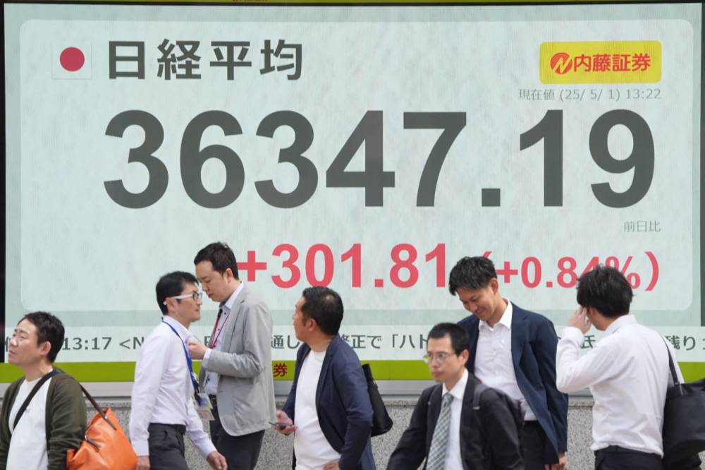 لوحة أسعار إلكترونية تعرض متوسط ​​مؤشر نيكاي في بورصة طوكيو للأوراق المالية (أ.ف.ب)