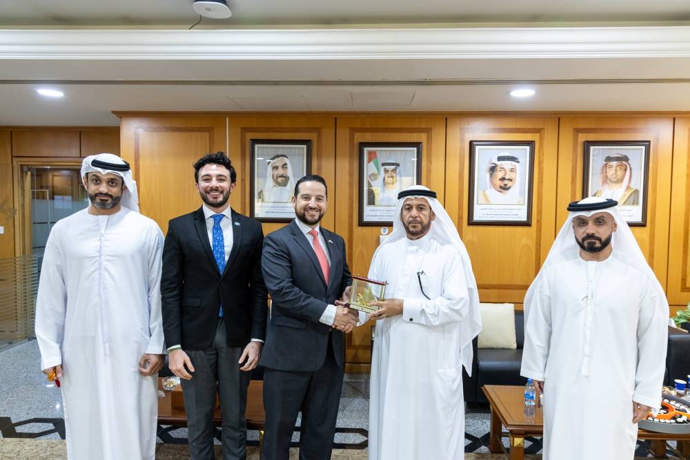 خلال تبادل الدروع التذكارية