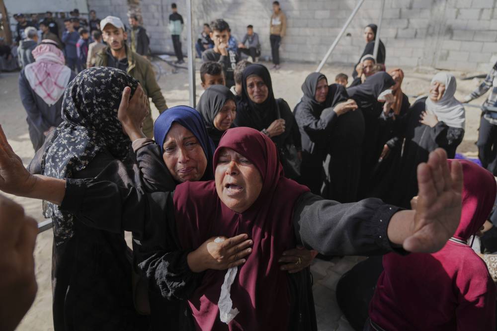 فلسطينيات يبكين أقاربهن الذين قتلوا في غارة للجيش الإسرائيلي في خان يونس (أ ب)