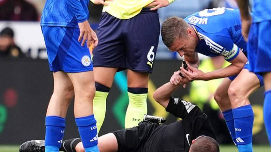 فاردي يستخدم صافرة الحكم