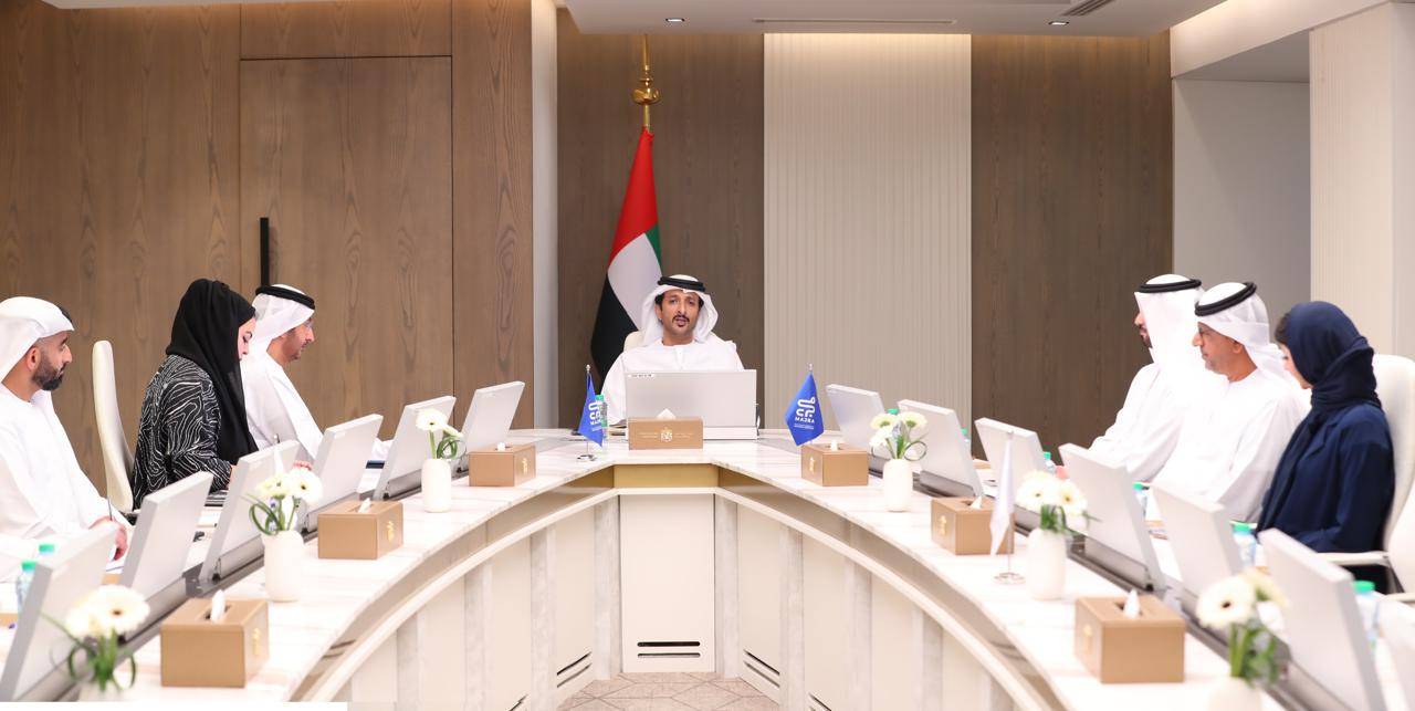 عبدالله بن طوق مترئساً الاجتماع