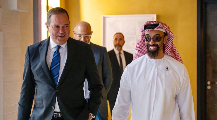 طحنون بن زايد يبحث مع رئيس «سيسكو» تعزيز الشراكة في الذكاء الاصطناعي