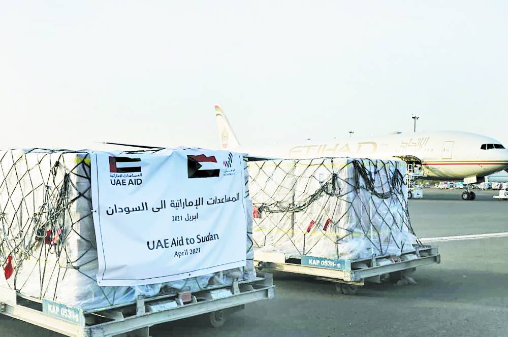 خلال تحميل طائرة بالمساعدات إلى السودان