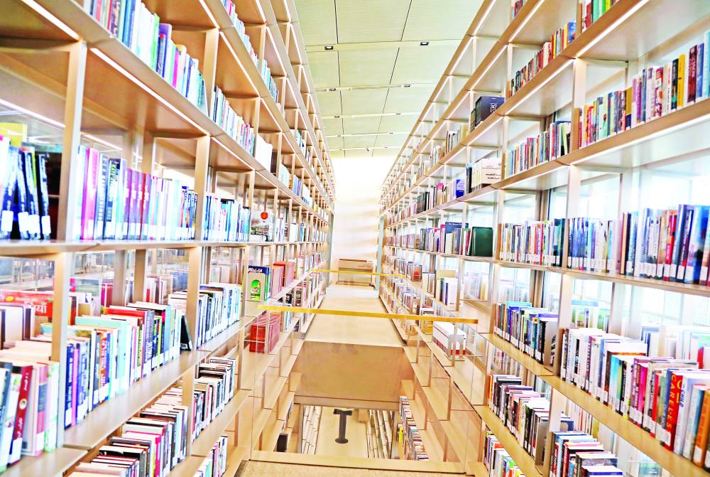 جانب من رفوف مكتبة بيت الحكمة 
 تصوير صلاح عمر