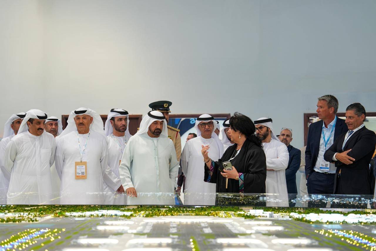 أحمد بن سعيد خلال جولة في المعرض