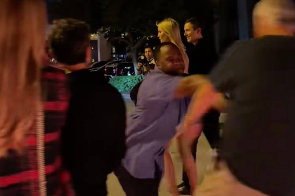 حارس إيفانكا ترامب يدفع رجلاً اقترب منها