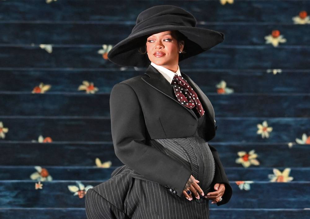 ريهانا خلال الكشف عن حملها (أ.ف.ب)